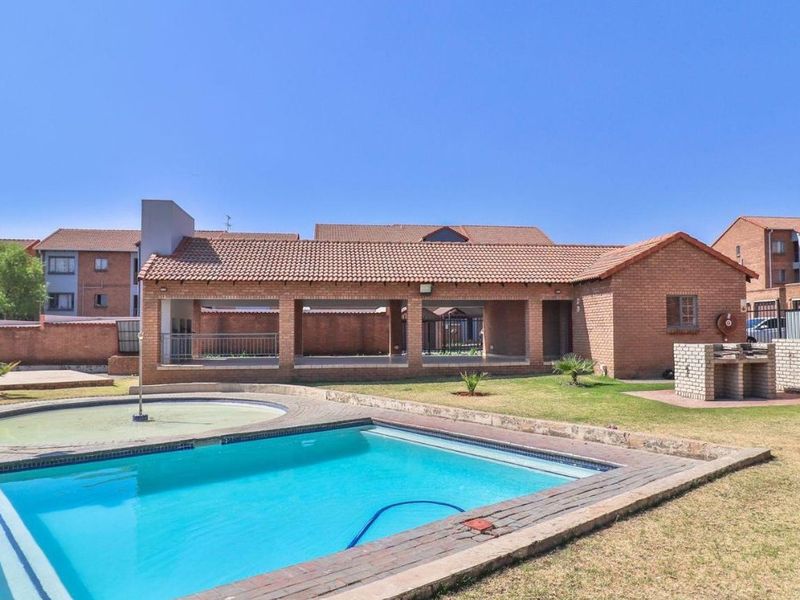 Great Location  – 2beds , 1 bath First Floor Apartment To Rent in Bel Aire Complex, Vorna Valley, Midrand - Photo 1