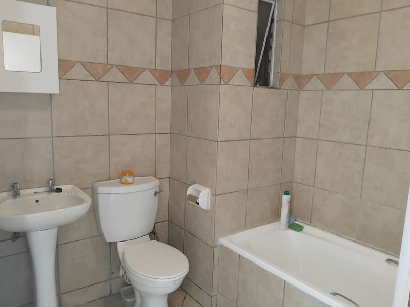 Great Location  – 2beds , 1 bath First Floor Apartment To Rent in Bel Aire Complex, Vorna Valley, Midrand - Photo 6
