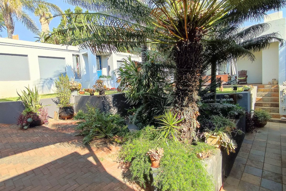 Stunning Family Home with Spacious Living Areas, Flatlet & Exceptional Entertainment Spaces - Photo 2