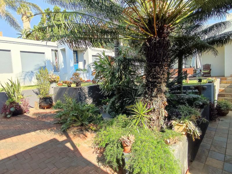 Stunning Family Home with Spacious Living Areas, Flatlet & Exceptional Entertainment Spaces - Photo 2