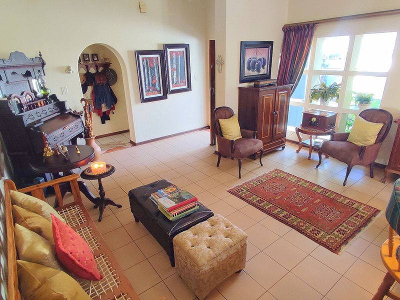 Stunning Family Home with Spacious Living Areas, Flatlet & Exceptional Entertainment Spaces - Photo 10