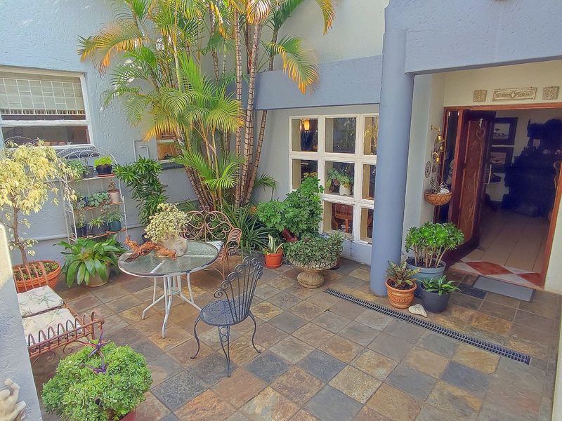 Stunning Family Home with Spacious Living Areas, Flatlet & Exceptional Entertainment Spaces - Photo 9