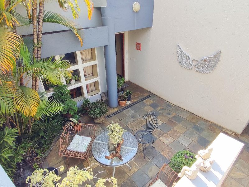 Stunning Family Home with Spacious Living Areas, Flatlet & Exceptional Entertainment Spaces - Photo 8