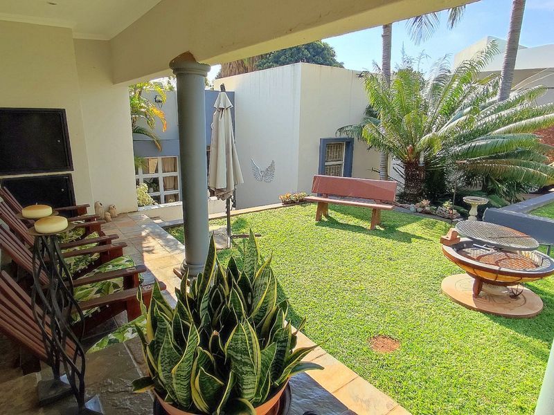 Stunning Family Home with Spacious Living Areas, Flatlet & Exceptional Entertainment Spaces - Photo 7