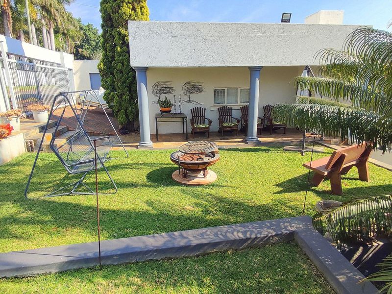 Stunning Family Home with Spacious Living Areas, Flatlet & Exceptional Entertainment Spaces - Photo 6
