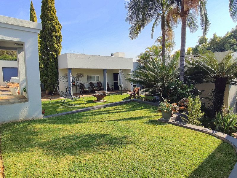 Stunning Family Home with Spacious Living Areas, Flatlet & Exceptional Entertainment Spaces - Photo 1