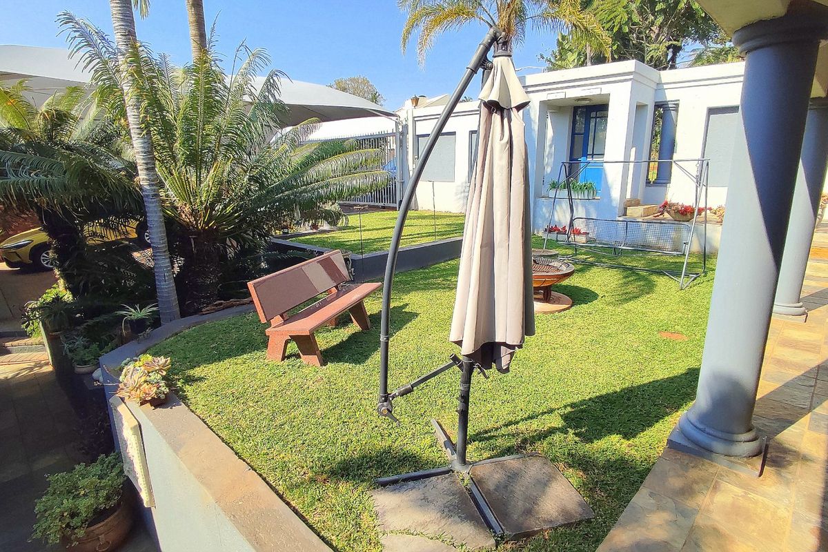 Stunning Family Home with Spacious Living Areas, Flatlet & Exceptional Entertainment Spaces - Photo 3