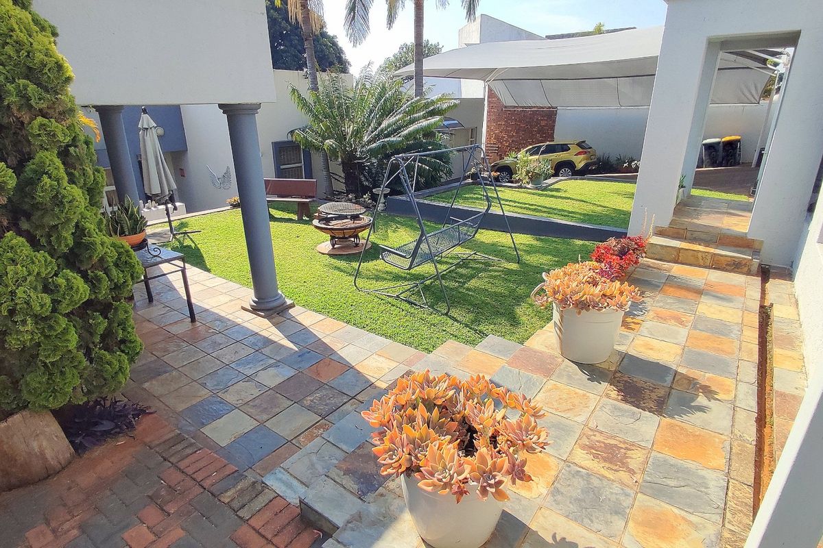 Stunning Family Home with Spacious Living Areas, Flatlet & Exceptional Entertainment Spaces - Photo 4