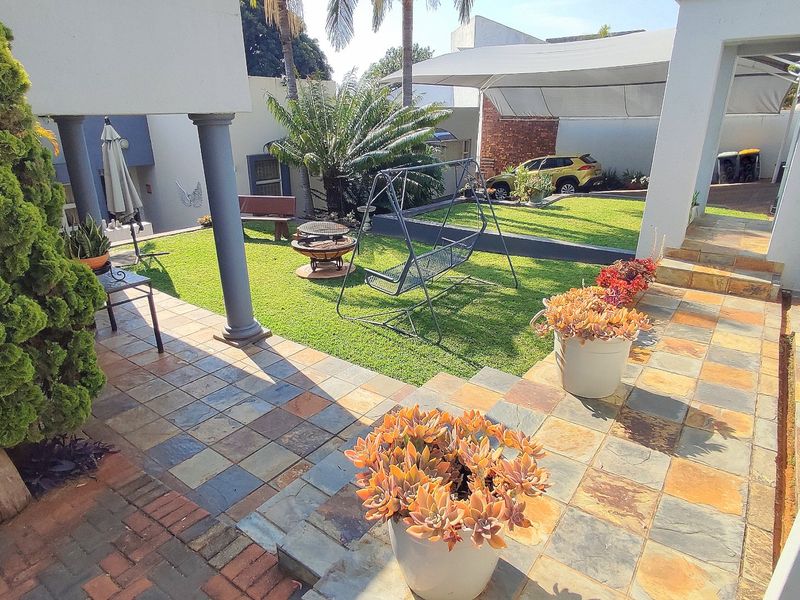Stunning Family Home with Spacious Living Areas, Flatlet & Exceptional Entertainment Spaces - Photo 4