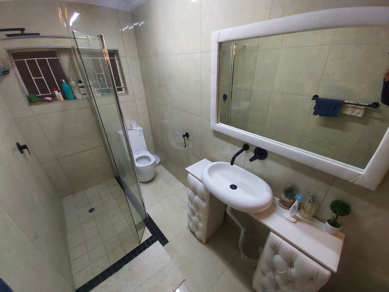 2 Bedroom Apartment in Wilkoppies. - Photo 10