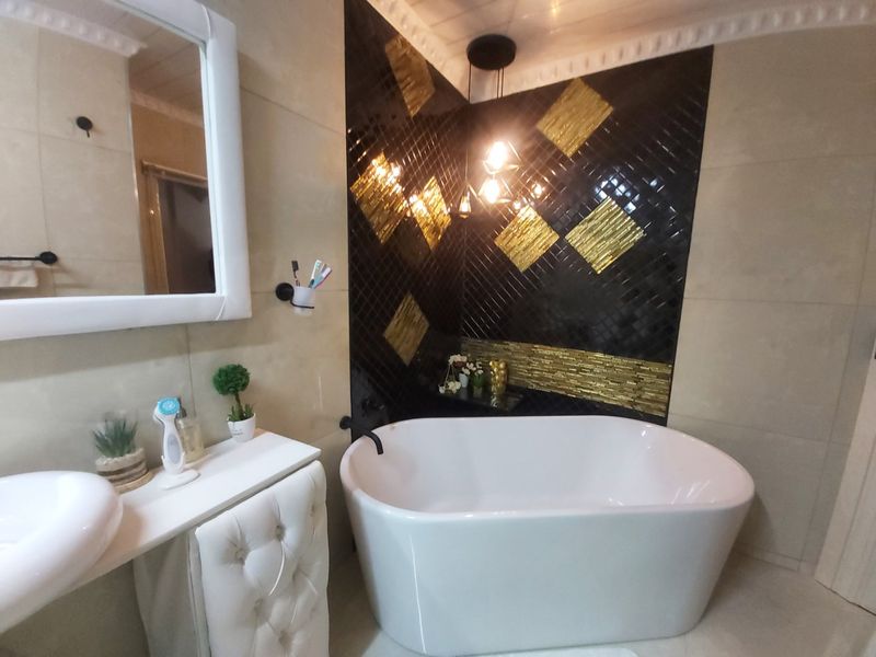 2 Bedroom Apartment in Wilkoppies. - Photo 9
