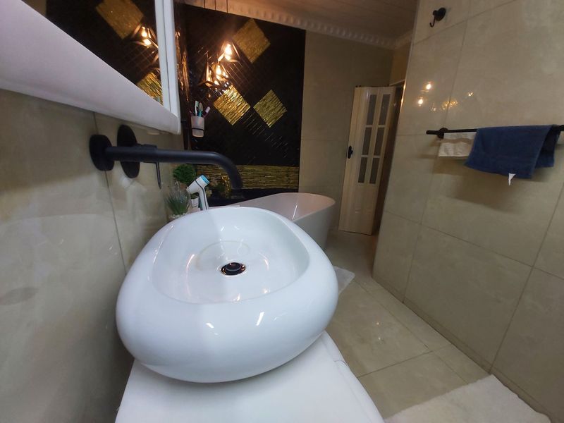 2 Bedroom Apartment in Wilkoppies. - Photo 8