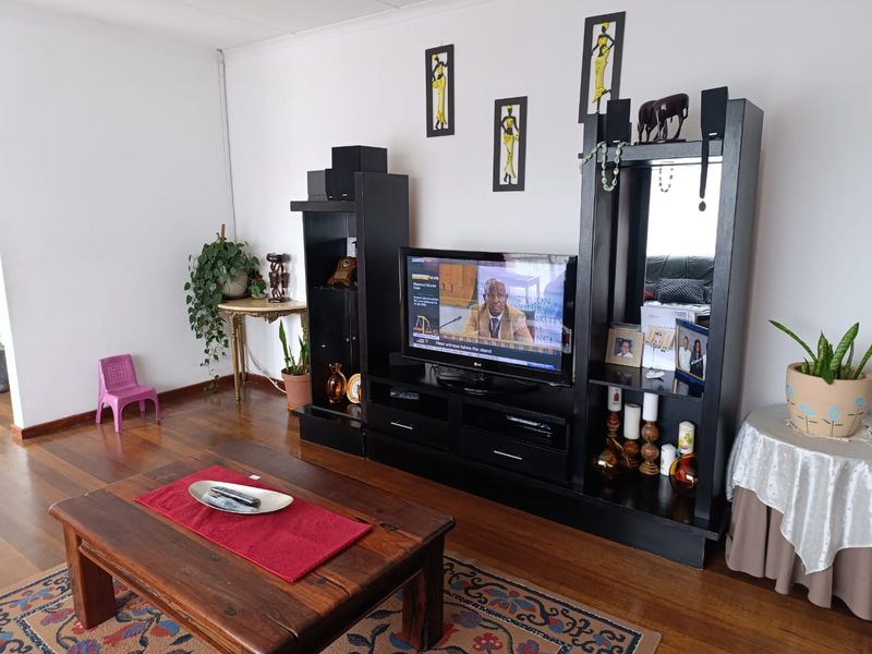 BEAUTIFUL SPACIOUS FAMILY HOME - Photo 7