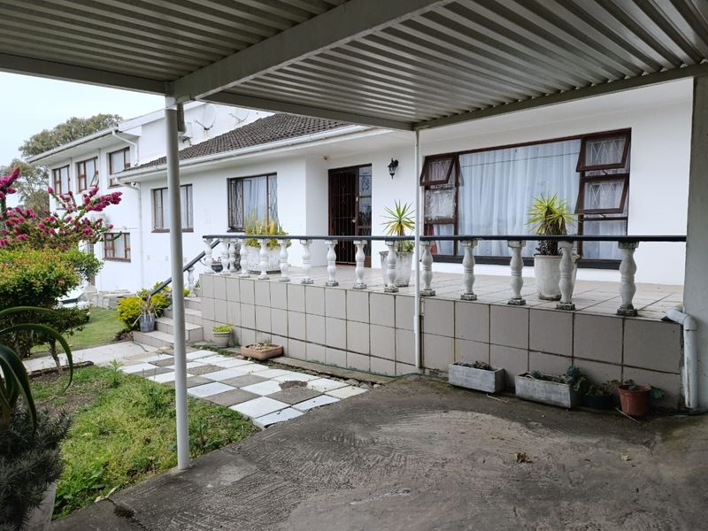 BEAUTIFUL SPACIOUS FAMILY HOME - Photo 1