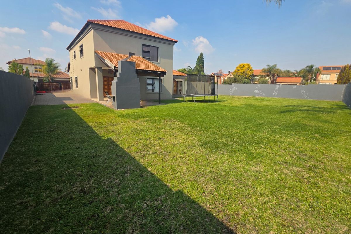 Spacious double-storey family home to let! - Photo 2