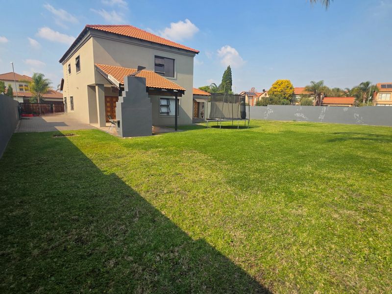 Spacious double-storey family home to let! - Photo 2