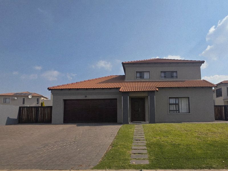 Spacious double-storey family home to let! - Photo 1