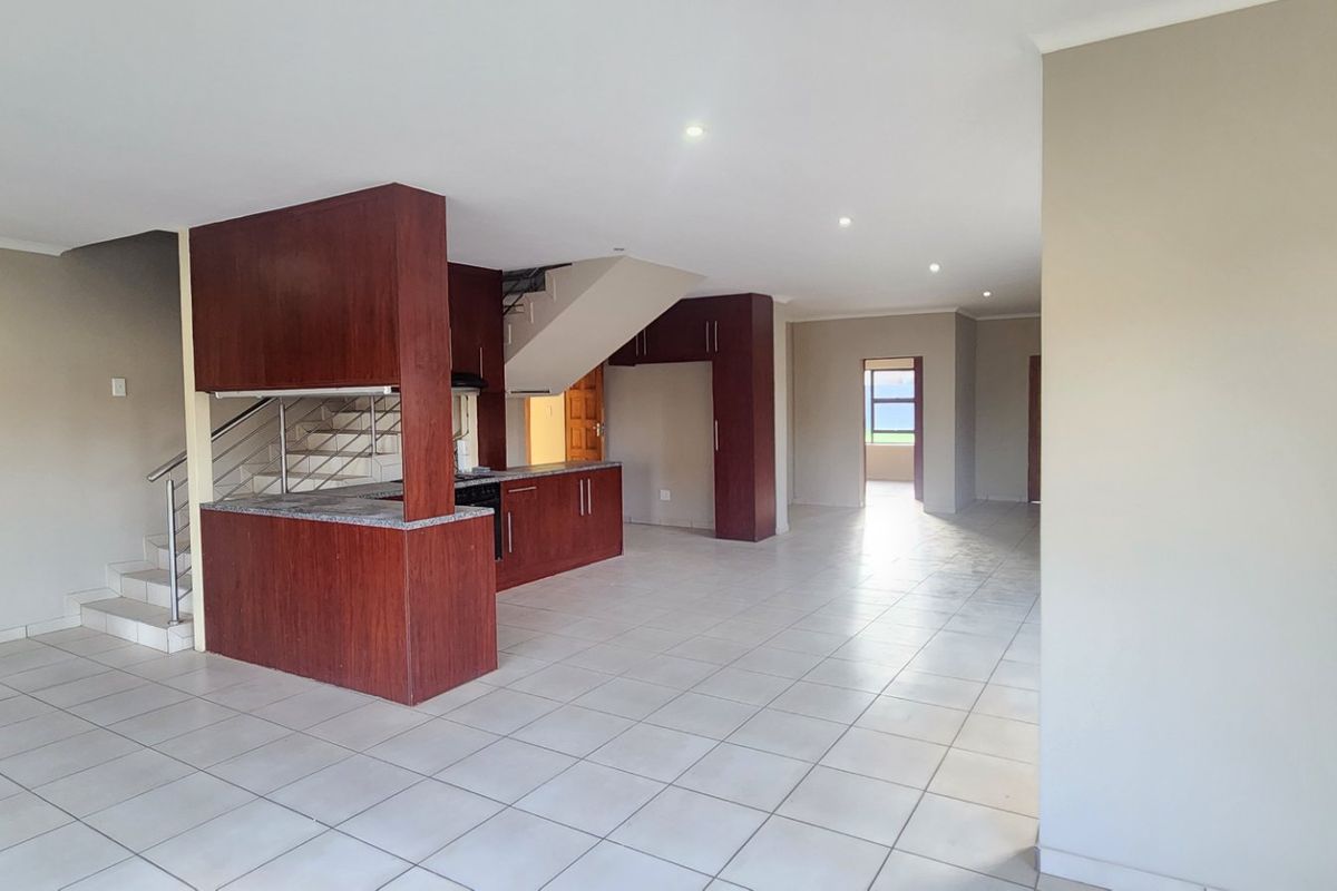 Spacious double-storey family home to let! - Photo 5