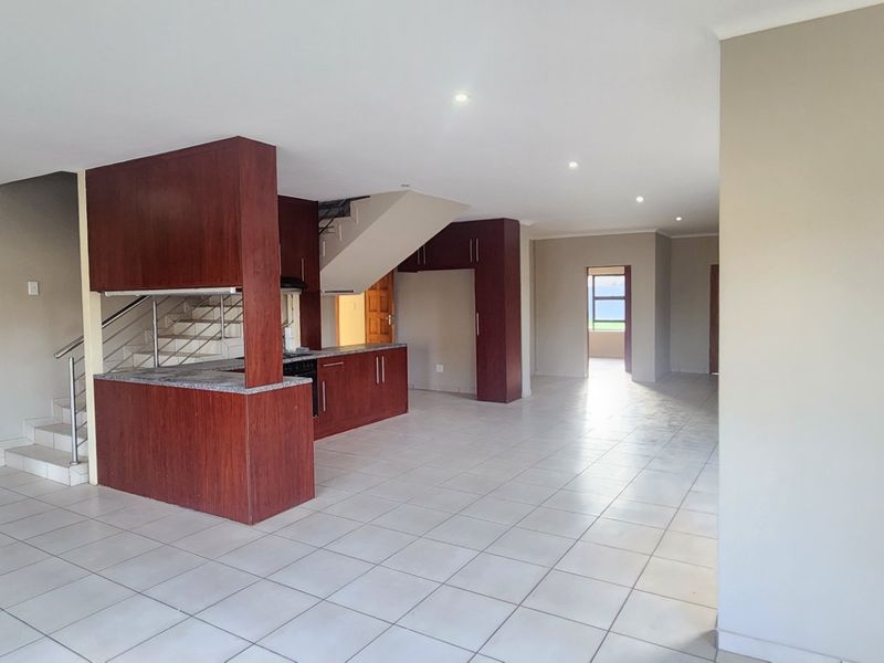 Spacious double-storey family home to let! - Photo 5