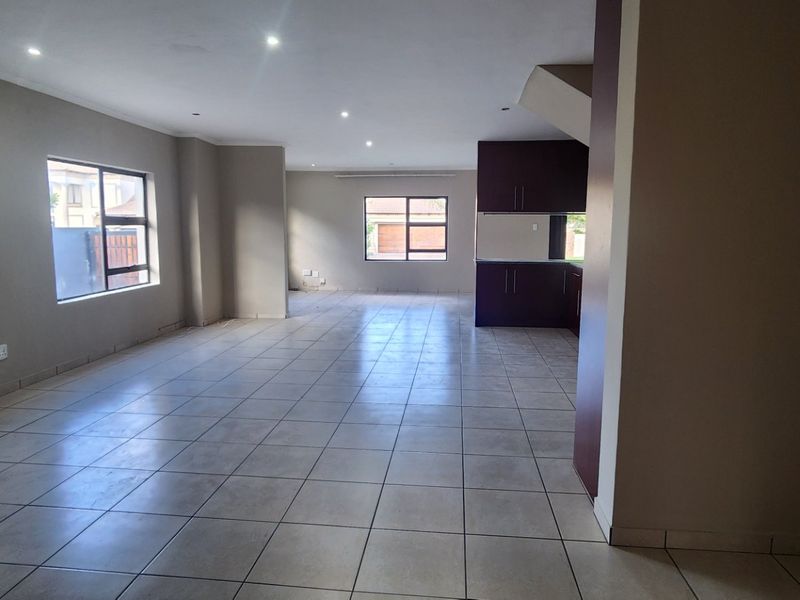 Spacious double-storey family home to let! - Photo 10
