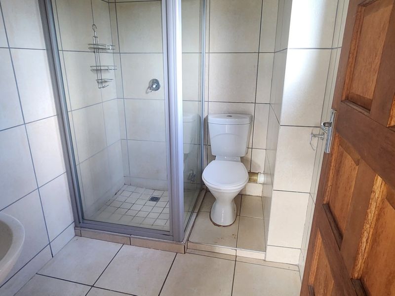 Spacious double-storey family home to let! - Photo 9