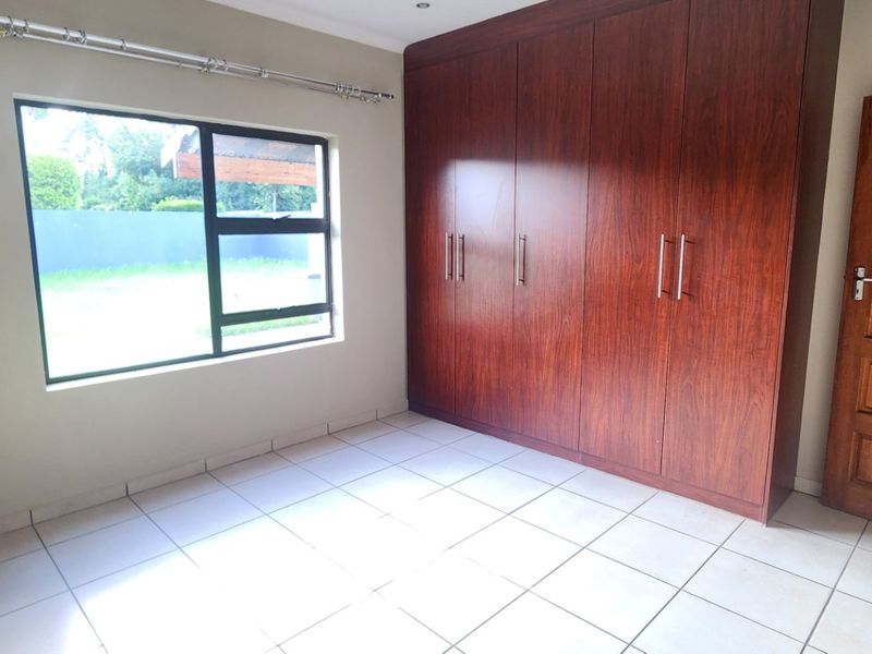 Spacious double-storey family home to let! - Photo 8