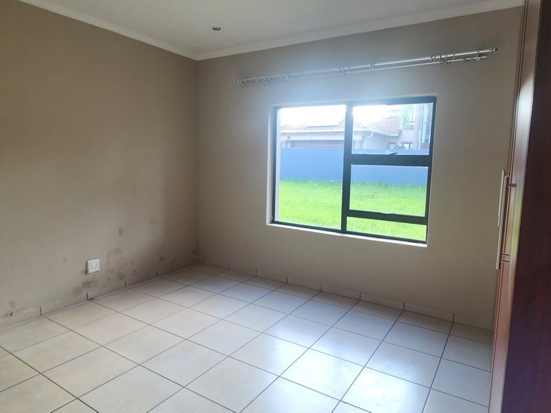 Spacious double-storey family home to let! - Photo 7