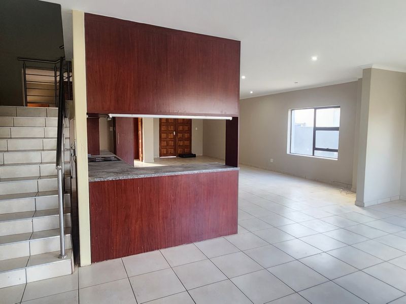 Spacious double-storey family home to let! - Photo 6