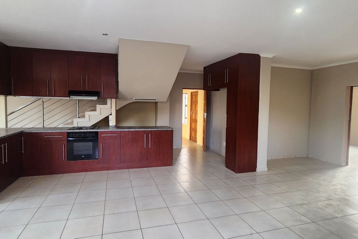 Spacious double-storey family home to let! - Photo 4
