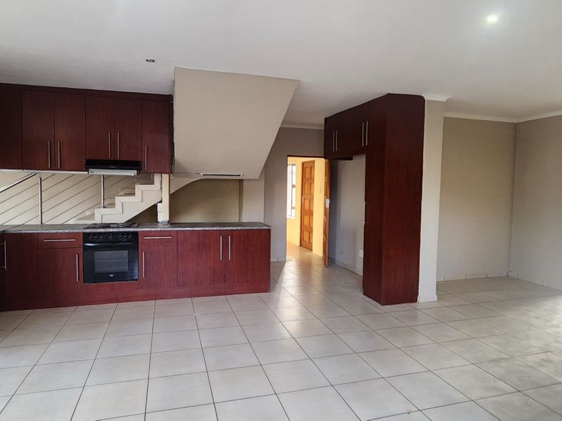 Spacious double-storey family home to let! - Photo 4