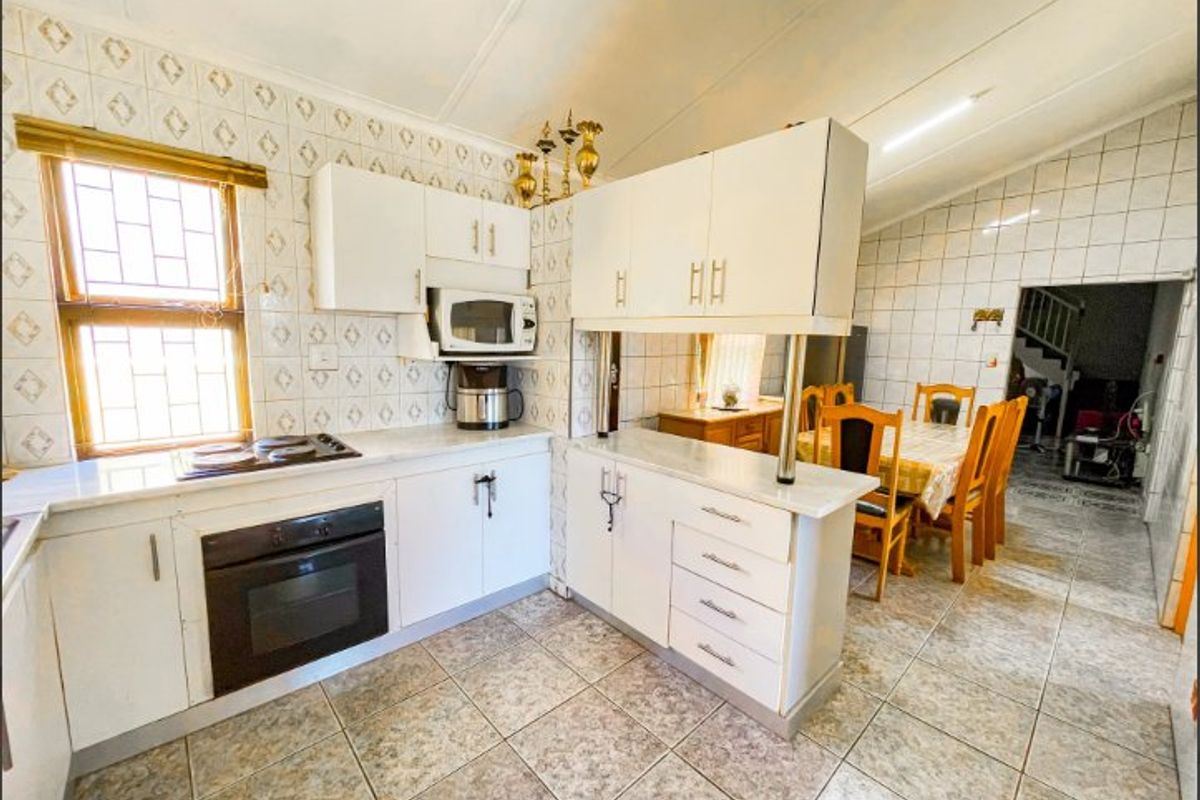 Charming Family Home in Sought-After Newlands West. - Photo 2