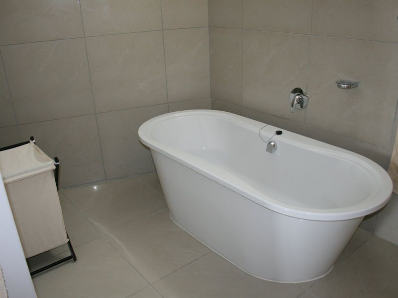 Stunning 3 Bedroom 3 Bath Penthouse in heart of Sandton Fully Furnished What a Steal- Reduced Price! - Photo 10