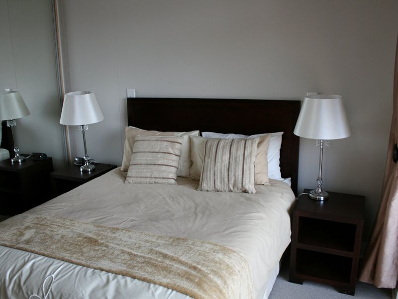 Stunning 3 Bedroom 3 Bath Penthouse in heart of Sandton Fully Furnished What a Steal- Reduced Price! - Photo 8