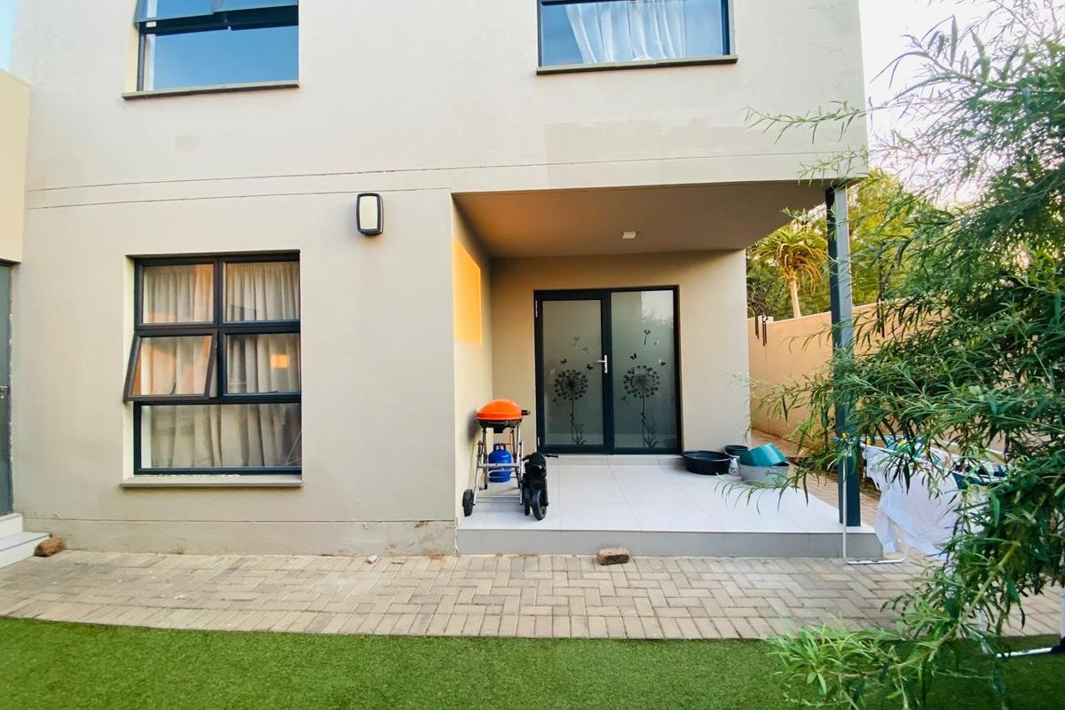 MODERN AND SPACIOUS 3 BEDROOMS TOWN HOUSE  2 BATHROOMS FOR SALE IN EQUESTRIA  - Photo 4