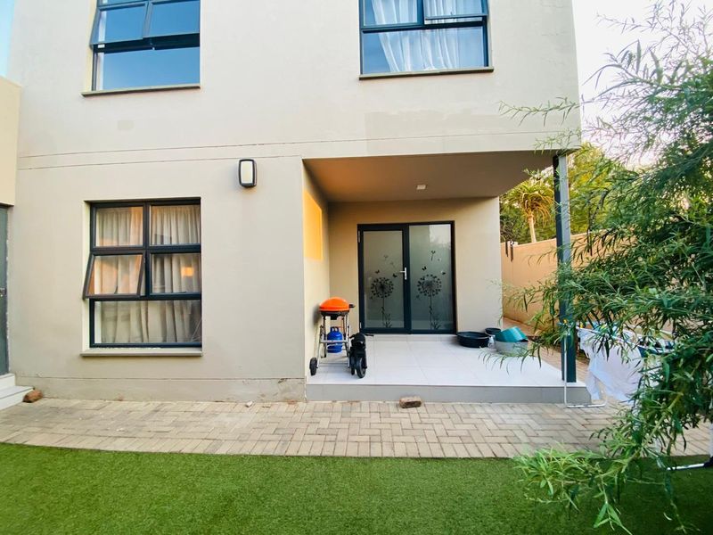 MODERN AND SPACIOUS 3 BEDROOMS TOWN HOUSE  2 BATHROOMS FOR SALE IN EQUESTRIA  - Photo 4