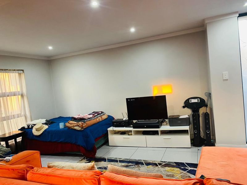 MODERN AND SPACIOUS 3 BEDROOMS TOWN HOUSE  2 BATHROOMS FOR SALE IN EQUESTRIA  - Photo 10