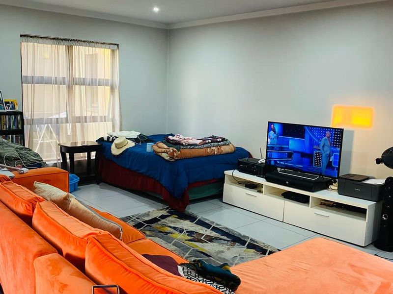 MODERN AND SPACIOUS 3 BEDROOMS TOWN HOUSE  2 BATHROOMS FOR SALE IN EQUESTRIA  - Photo 9