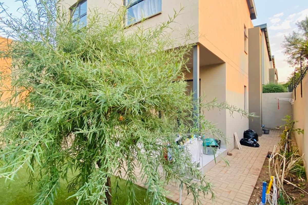 MODERN AND SPACIOUS 3 BEDROOMS TOWN HOUSE  2 BATHROOMS FOR SALE IN EQUESTRIA  - Photo 3