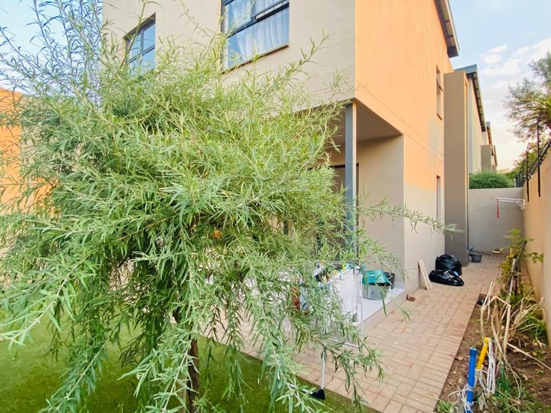 MODERN AND SPACIOUS 3 BEDROOMS TOWN HOUSE  2 BATHROOMS FOR SALE IN EQUESTRIA  - Photo 3