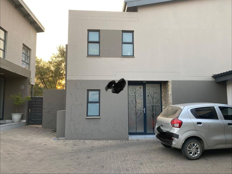 MODERN AND SPACIOUS 3 BEDROOMS TOWN HOUSE  2 BATHROOMS FOR SALE IN EQUESTRIA  - Photo 1