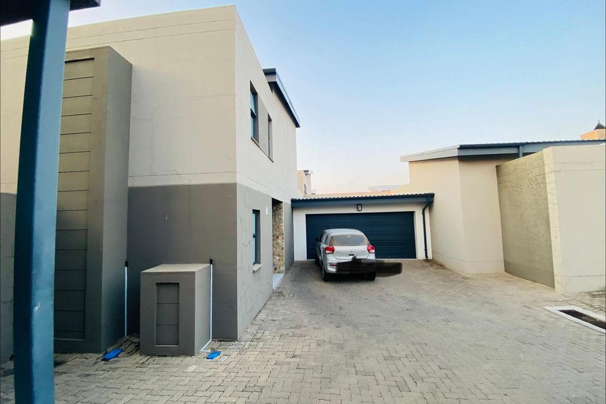 MODERN AND SPACIOUS 3 BEDROOMS TOWN HOUSE  2 BATHROOMS FOR SALE IN EQUESTRIA  - Photo 2