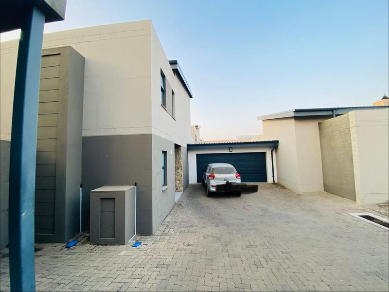 MODERN AND SPACIOUS 3 BEDROOMS TOWN HOUSE  2 BATHROOMS FOR SALE IN EQUESTRIA  - Photo 2
