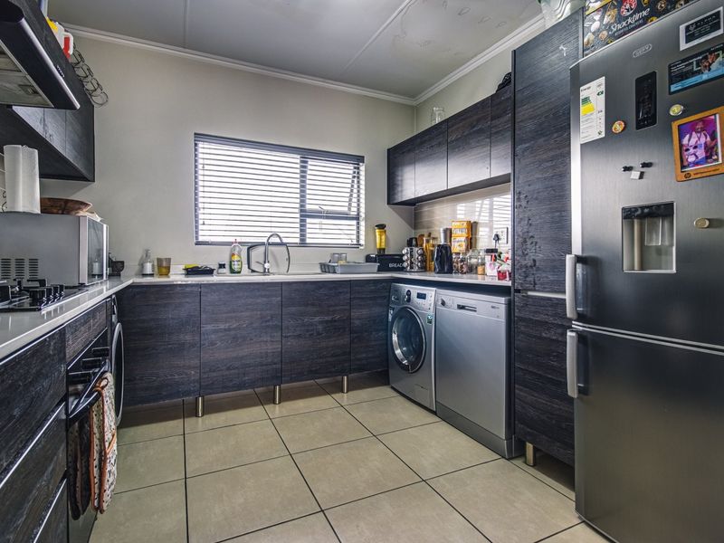MODERN TWO-BEDROOM HOME WITH PRIVATE GARDEN AND ALL APPLIANCES INCLUDED - Photo 5