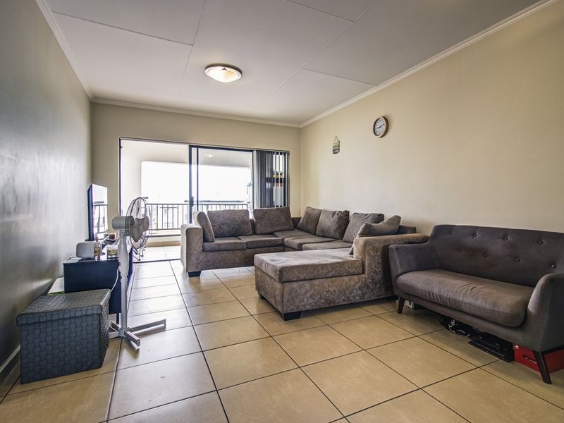 MODERN TWO-BEDROOM HOME WITH PRIVATE GARDEN AND ALL APPLIANCES INCLUDED - Photo 4