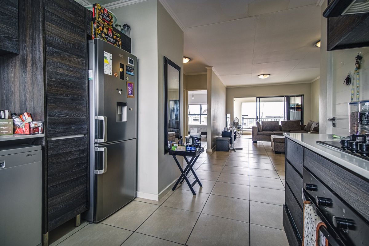 MODERN TWO-BEDROOM HOME WITH PRIVATE GARDEN AND ALL APPLIANCES INCLUDED - Photo 3