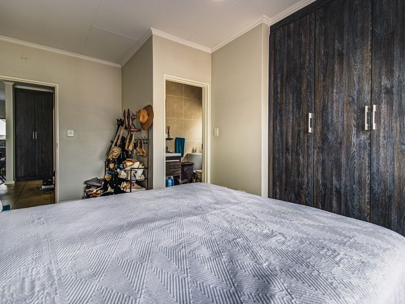 MODERN TWO-BEDROOM HOME WITH PRIVATE GARDEN AND ALL APPLIANCES INCLUDED - Photo 9