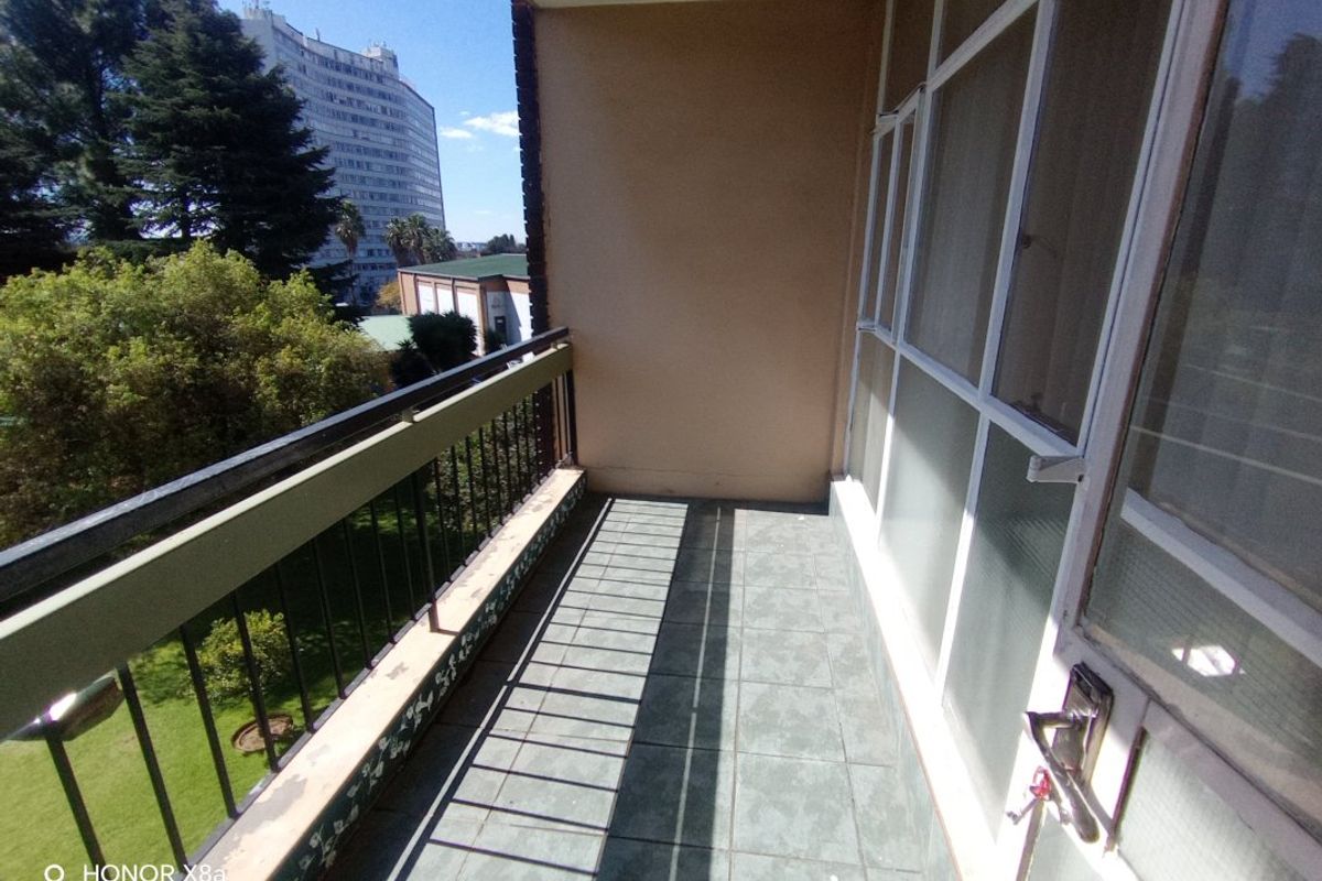 Stylish Newly Refurbished 2-Bedroom Flat with Exceptional Complex Amenities! - Photo 4