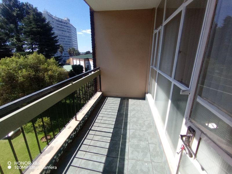 Stylish Newly Refurbished 2-Bedroom Flat with Exceptional Complex Amenities! - Photo 4