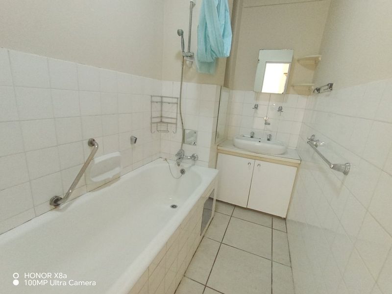 Stylish Newly Refurbished 2-Bedroom Flat with Exceptional Complex Amenities! - Photo 10