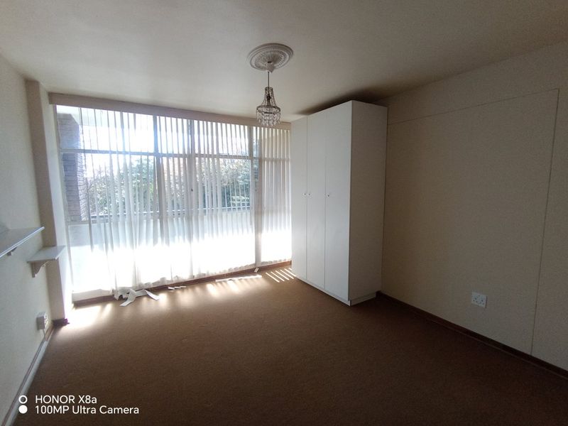 Stylish Newly Refurbished 2-Bedroom Flat with Exceptional Complex Amenities! - Photo 9